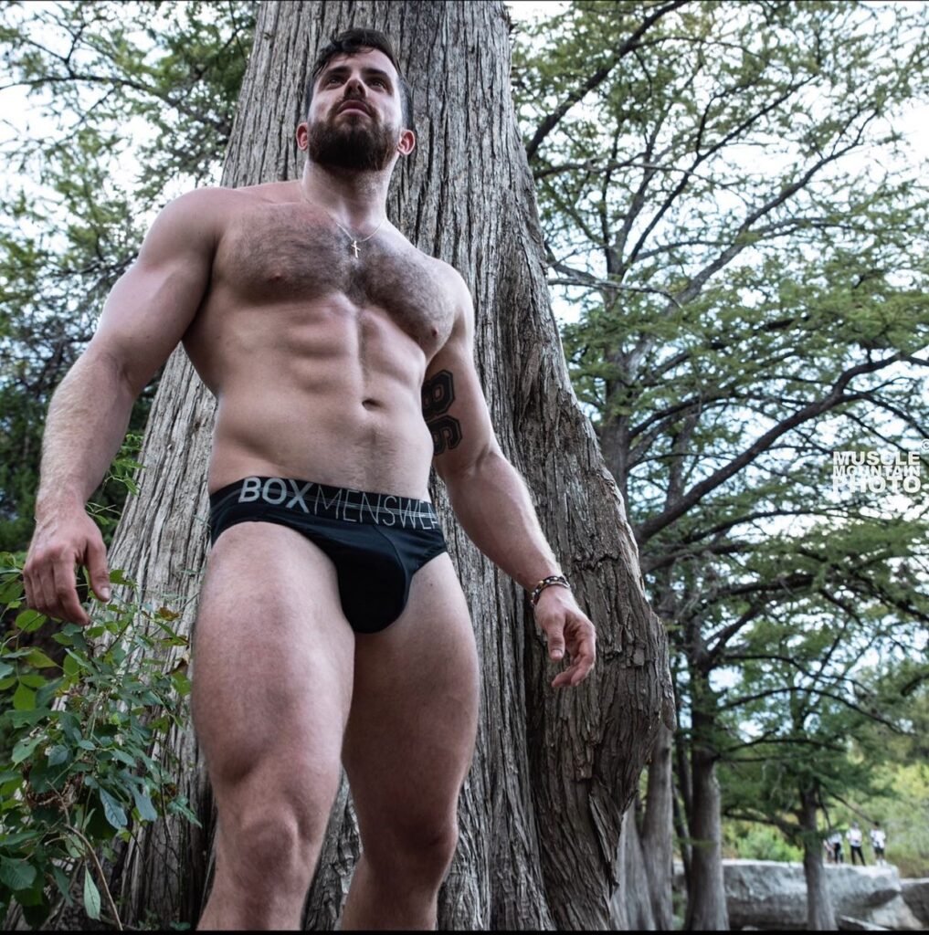 Fran (frandullon86) handsome bearded muscle bear portrait