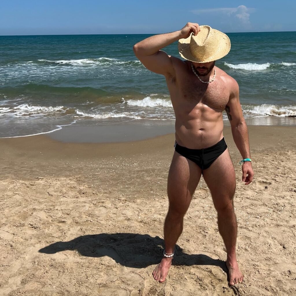 Fran (frandullon86) bearded fitness model relaxing by the pool