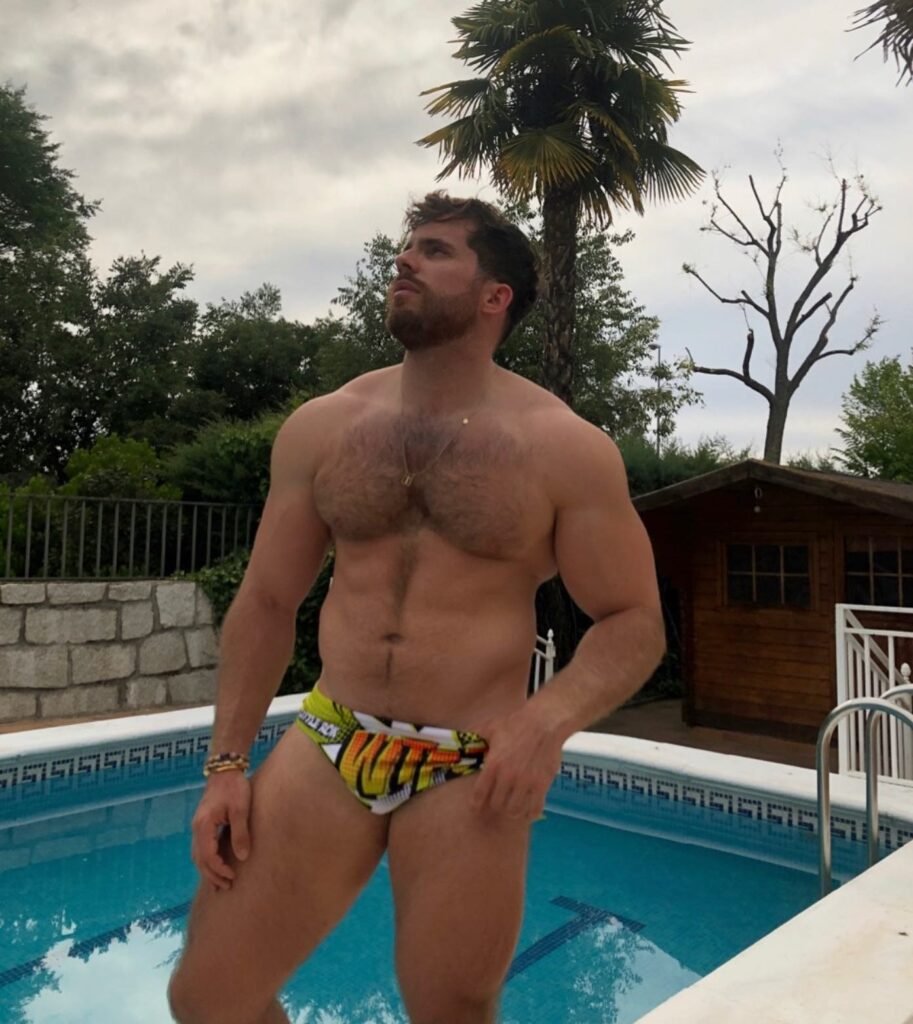Fran (frandullon86) muscle bear with beard and hairy chest posing outdoors