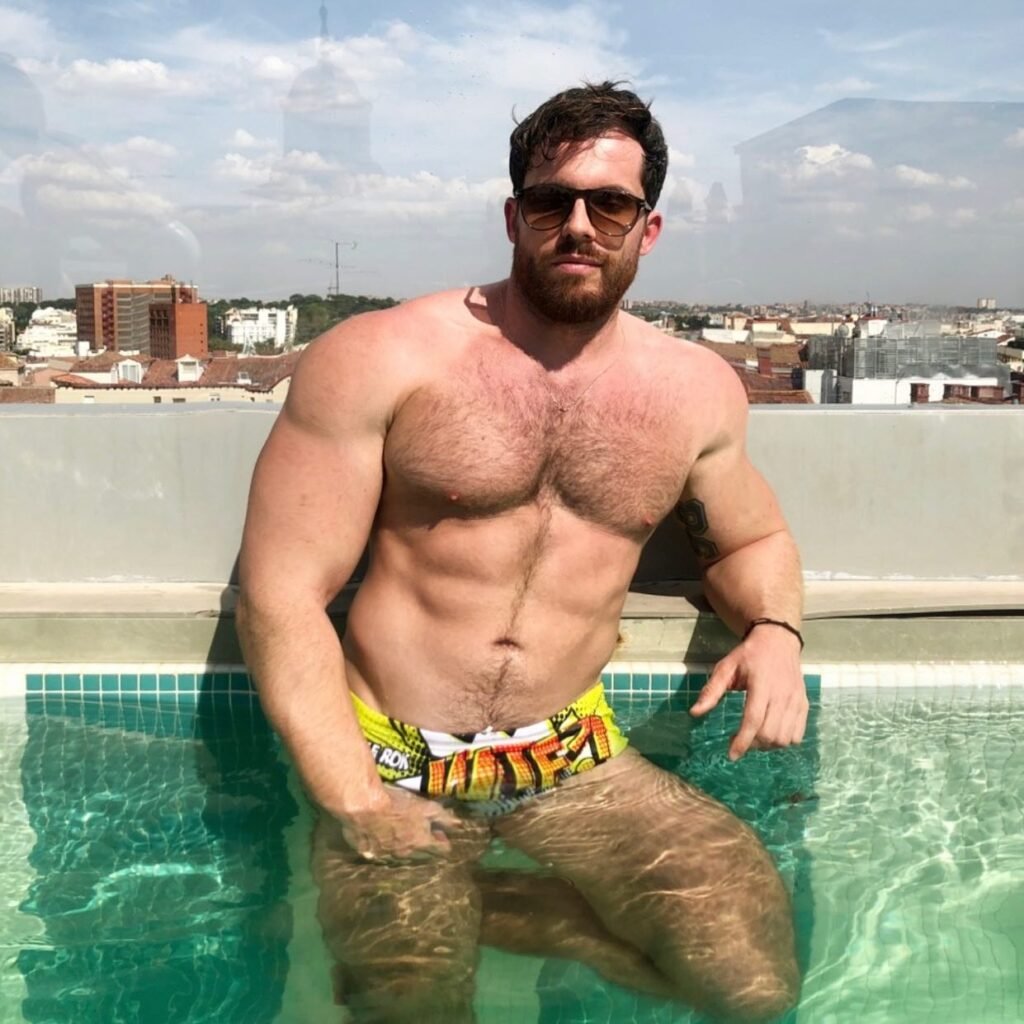 Fran (frandullon86) muscular bearded gym professional showing off his physique